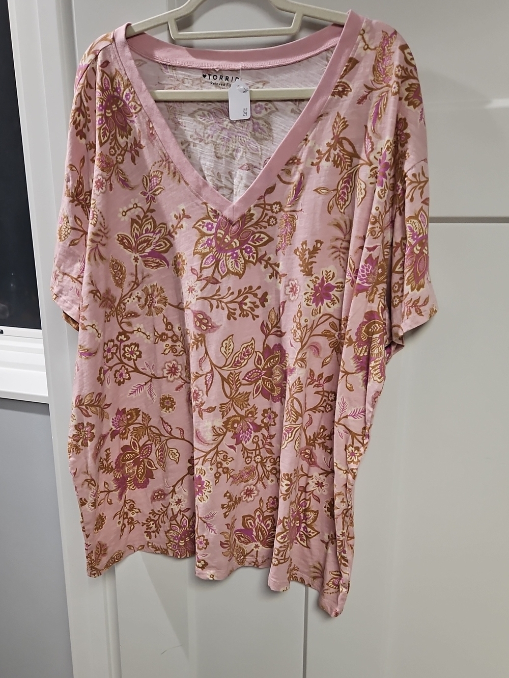 torrid Pink Floral V-Neck Short Sleeve Top with Gold Print